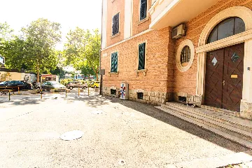 Central Split One-Bedroom Apartment for 3 Guests