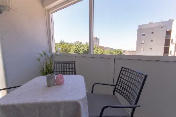 Split Apartment for 4 Guests with Terrace & Parking