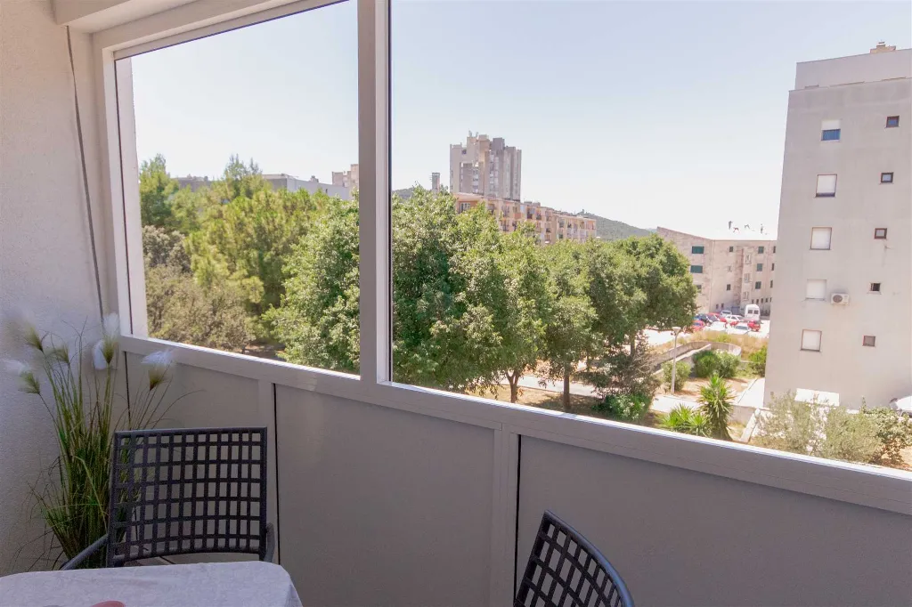 Split Apartment for 4 Guests with Terrace & Parking