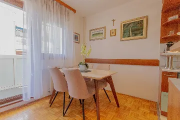 Split Apartment for 4 Guests with Terrace & Parking
