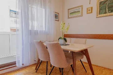 Split Apartment for 4 Guests with Terrace & Parking
