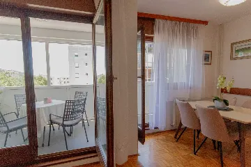 Split Apartment for 4 Guests with Terrace & Parking