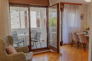 Split Apartment for 4 Guests with Terrace & Parking