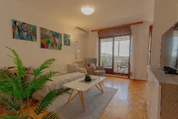 Split Apartment for 4 Guests with Terrace & Parking