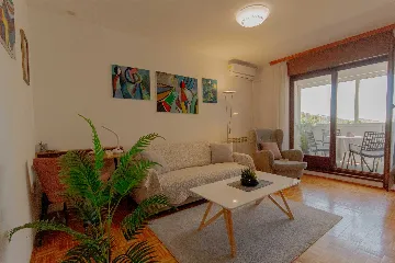 Split Apartment for 4 Guests with Terrace & Parking