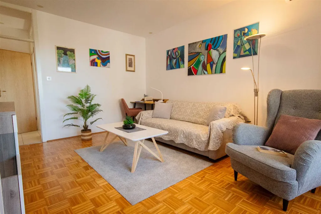 Split Apartment for 4 Guests with Terrace & Parking