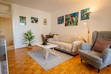 Split Apartment for 4 Guests with Terrace & Parking
