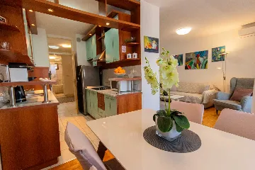 Split Apartment for 4 Guests with Terrace & Parking