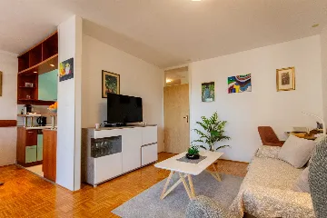 Split Apartment for 4 Guests with Terrace & Parking