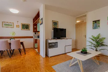Split Apartment for 4 Guests with Terrace & Parking