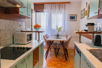 Split Apartment for 4 Guests with Terrace & Parking