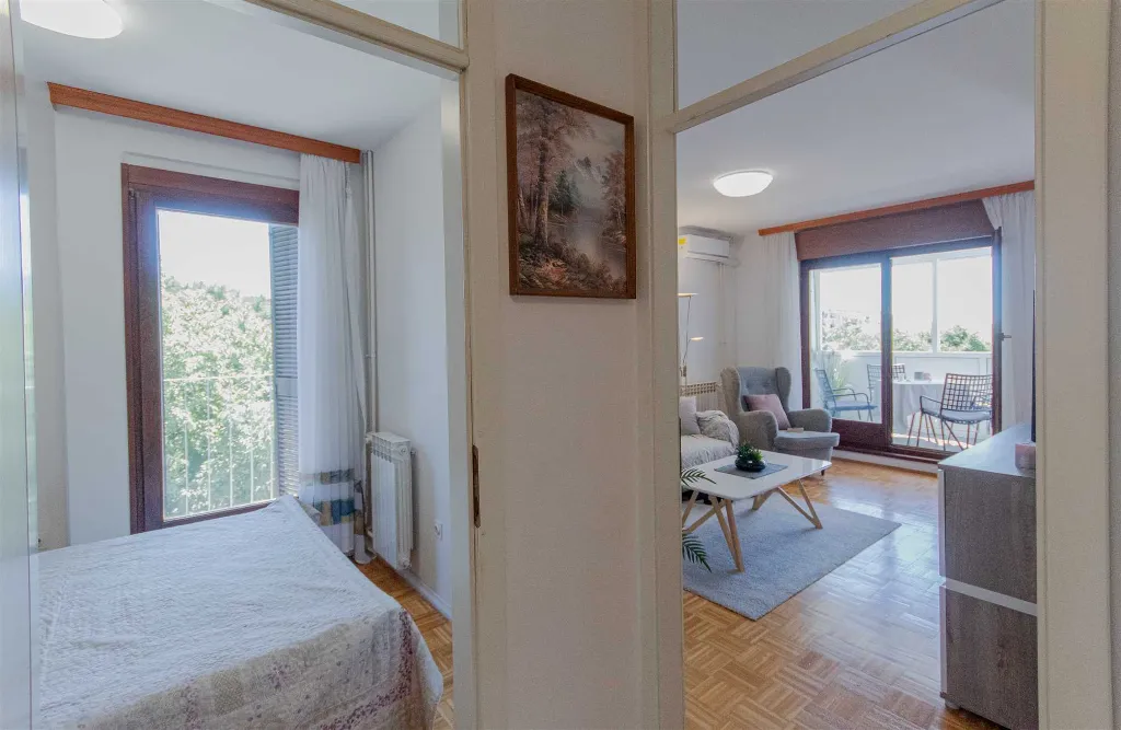Split Apartment for 4 Guests with Terrace & Parking