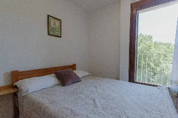 Split Apartment for 4 Guests with Terrace & Parking