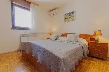 Split Apartment for 4 Guests with Terrace & Parking