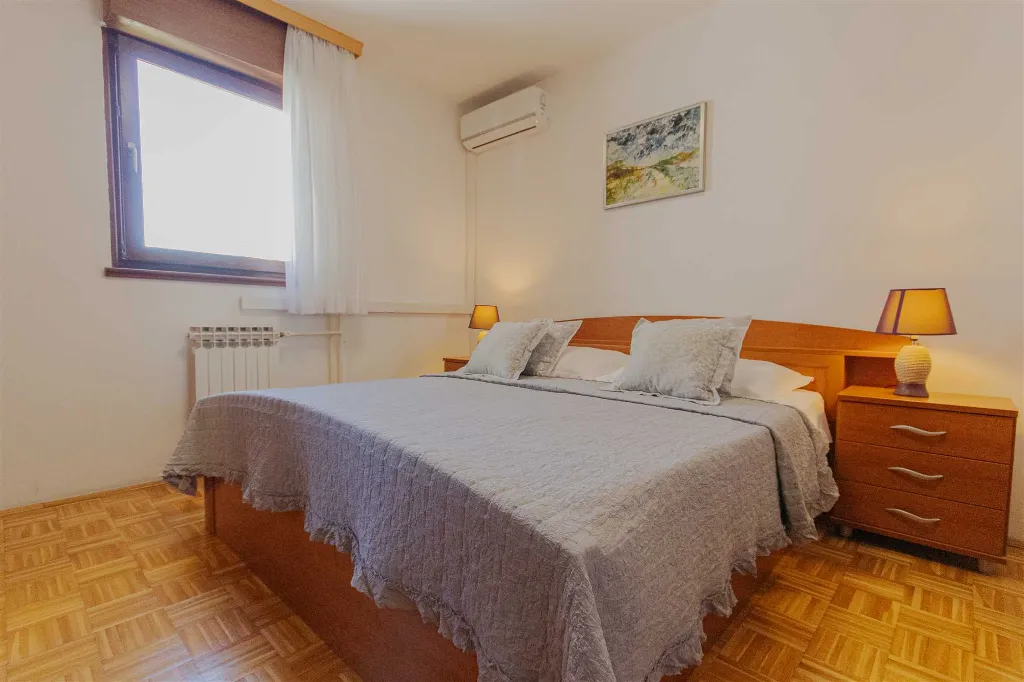 Split Apartment for 4 Guests with Terrace & Parking
