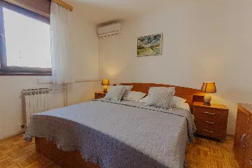 Split Apartment for 4 Guests with Terrace & Parking