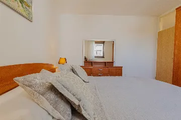 Split Apartment for 4 Guests with Terrace & Parking