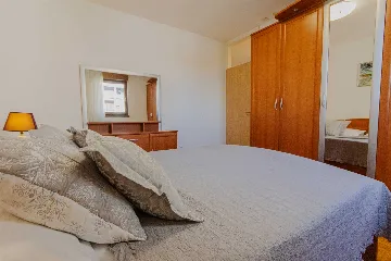 Split Apartment for 4 Guests with Terrace & Parking