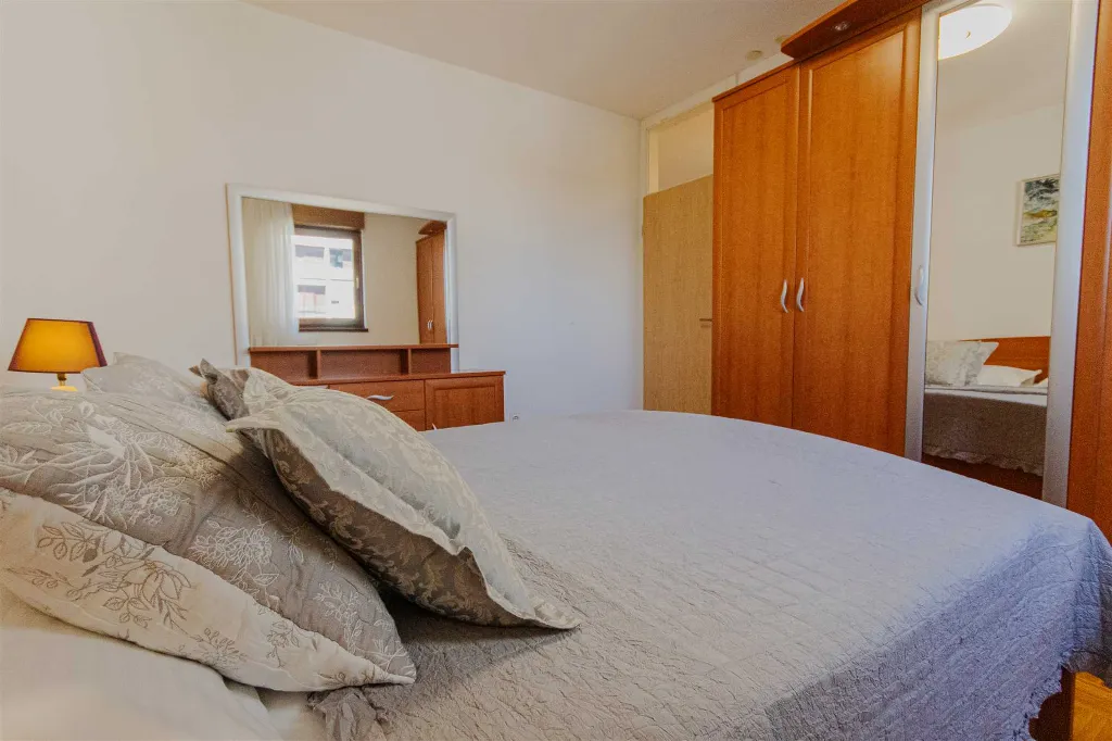 Split Apartment for 4 Guests with Terrace & Parking