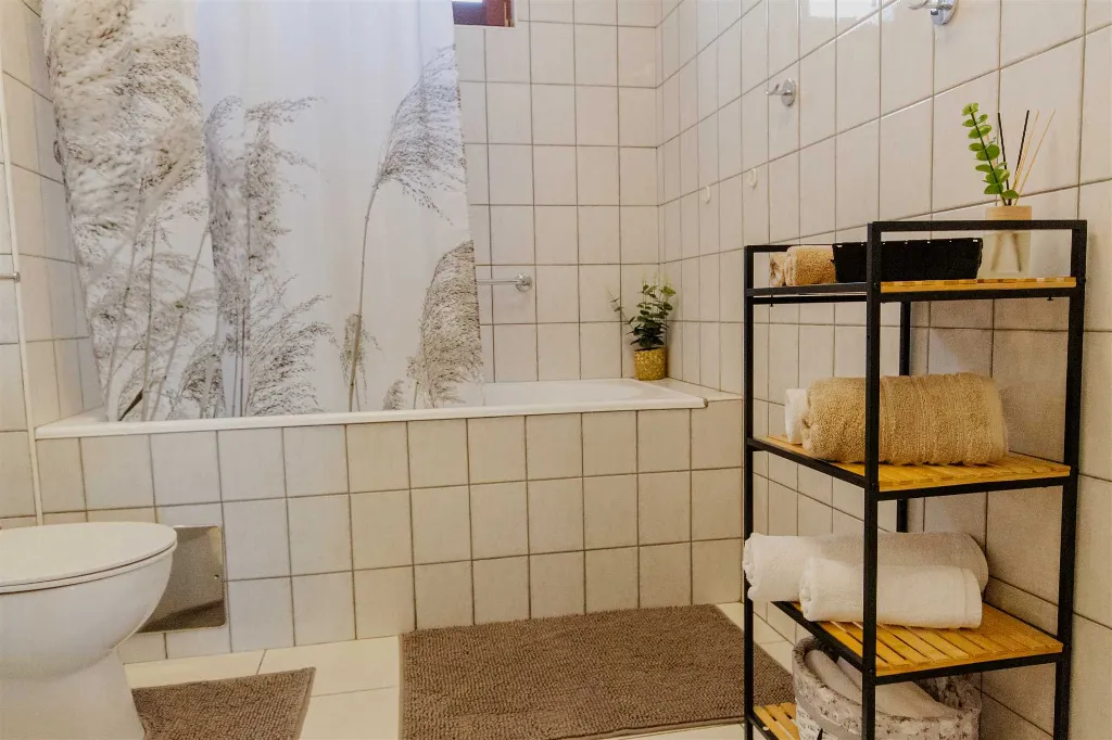 Split Apartment for 4 Guests with Terrace & Parking