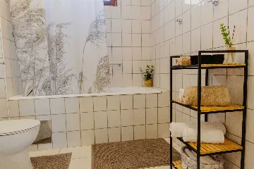Split Apartment for 4 Guests with Terrace & Parking