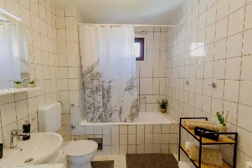 Split Apartment for 4 Guests with Terrace & Parking