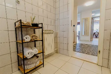 Split Apartment for 4 Guests with Terrace & Parking