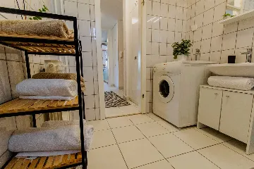 Split Apartment for 4 Guests with Terrace & Parking