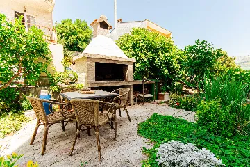 Stobreč Apartment for 4 with Private Garden & BBQ