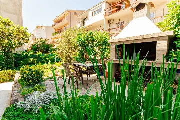 Stobreč Apartment for 4 with Private Garden & BBQ