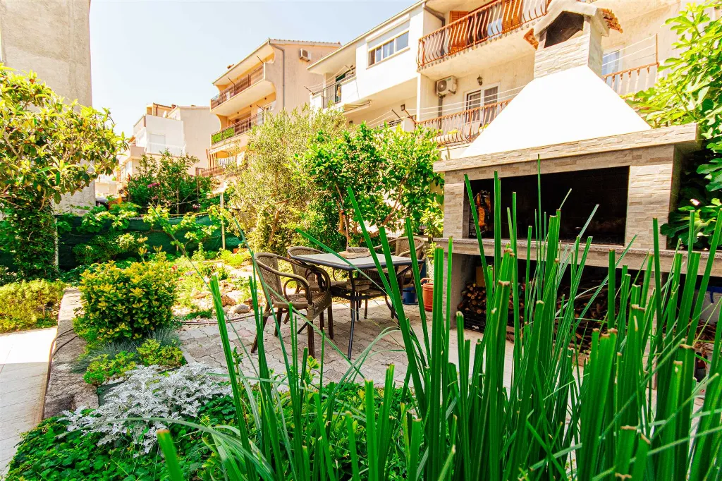 Stobreč Apartment for 4 with Private Garden & BBQ