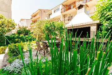 Stobreč Apartment for 4 with Private Garden & BBQ