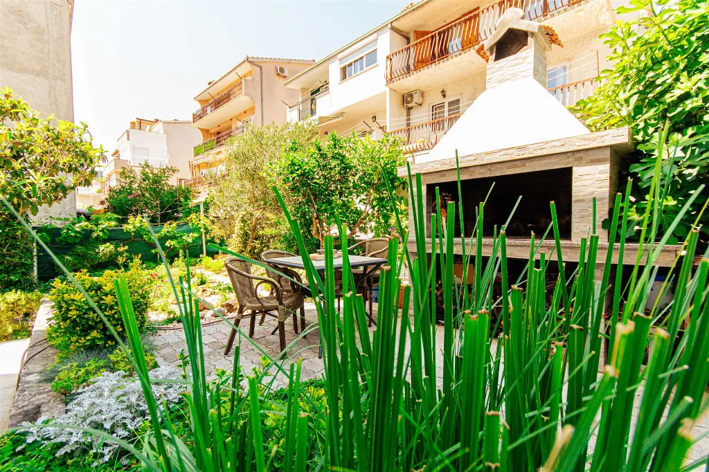 Stobreč Apartment for 4 with Private Garden & BBQ