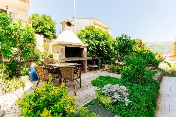 Stobreč Apartment for 4 with Private Garden & BBQ