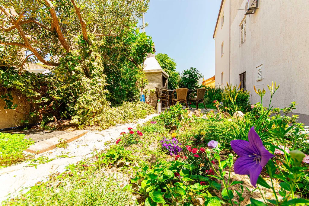 Stobreč Apartment for 4 with Private Garden & BBQ