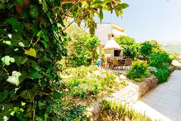 Stobreč Apartment for 4 with Private Garden & BBQ