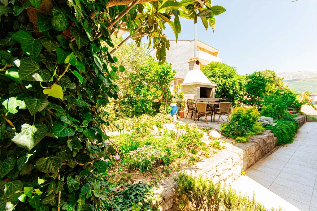 Stobreč Apartment for 4 with Private Garden & BBQ