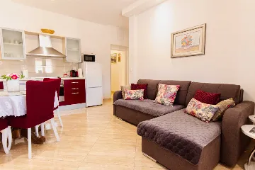 Stobreč Apartment for 4 with Private Garden & BBQ