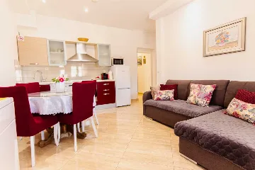 Stobreč Apartment for 4 with Private Garden & BBQ