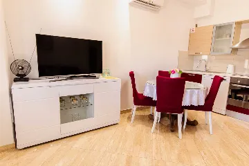 Stobreč Apartment for 4 with Private Garden & BBQ