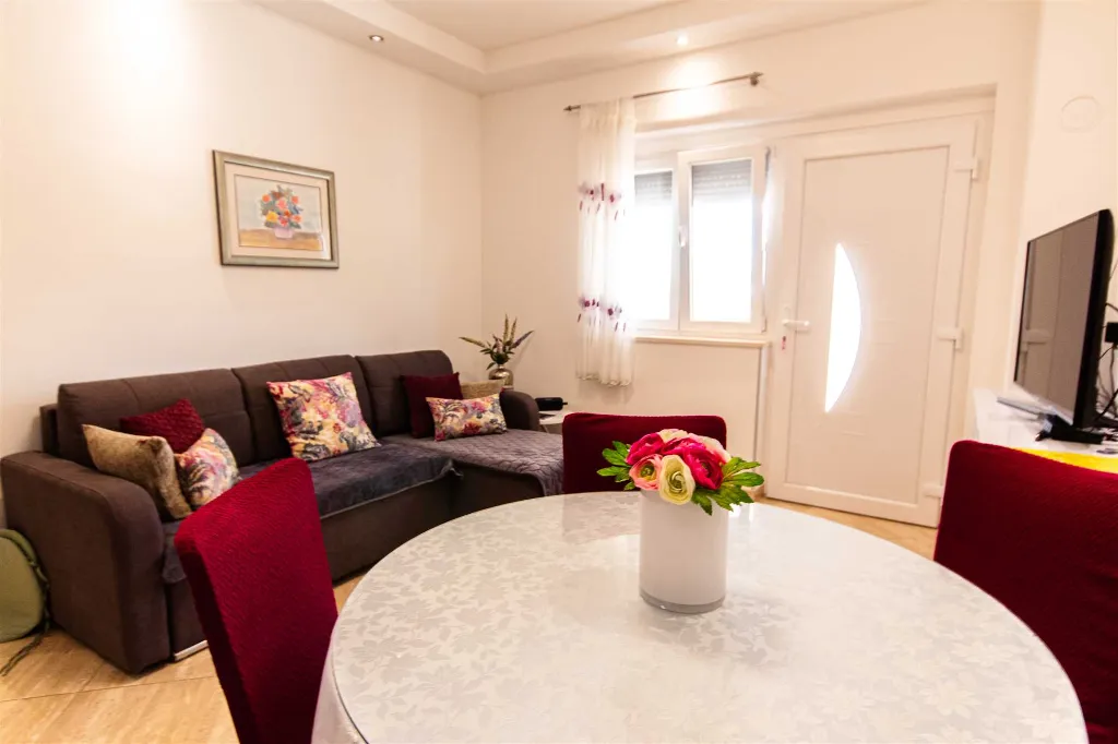 Stobreč Apartment for 4 with Private Garden & BBQ