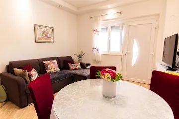 Stobreč Apartment for 4 with Private Garden & BBQ