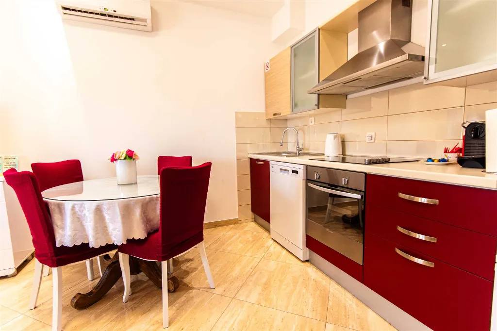 Stobreč Apartment for 4 with Private Garden & BBQ