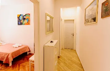 Stobreč Apartment for 4 with Private Garden & BBQ