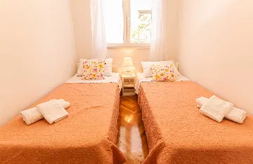 Stobreč Apartment for 4 with Private Garden & BBQ