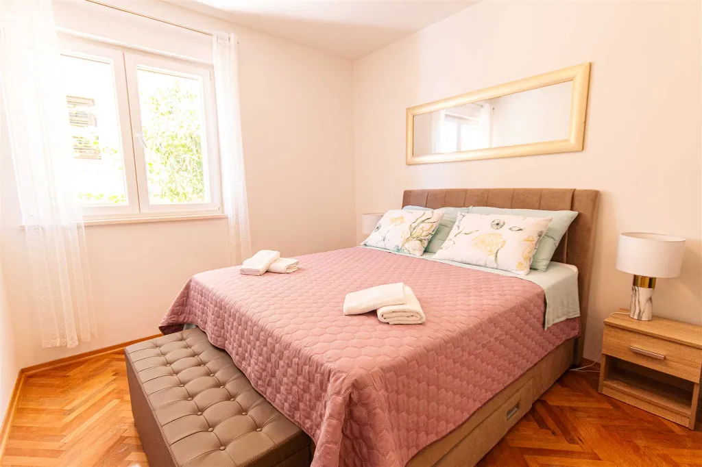 Stobreč Apartment for 4 with Private Garden & BBQ