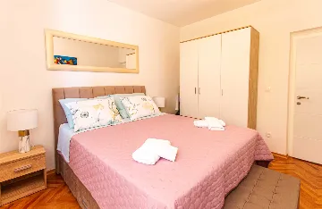 Stobreč Apartment for 4 with Private Garden & BBQ