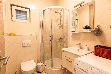 Stobreč Apartment for 4 with Private Garden & BBQ