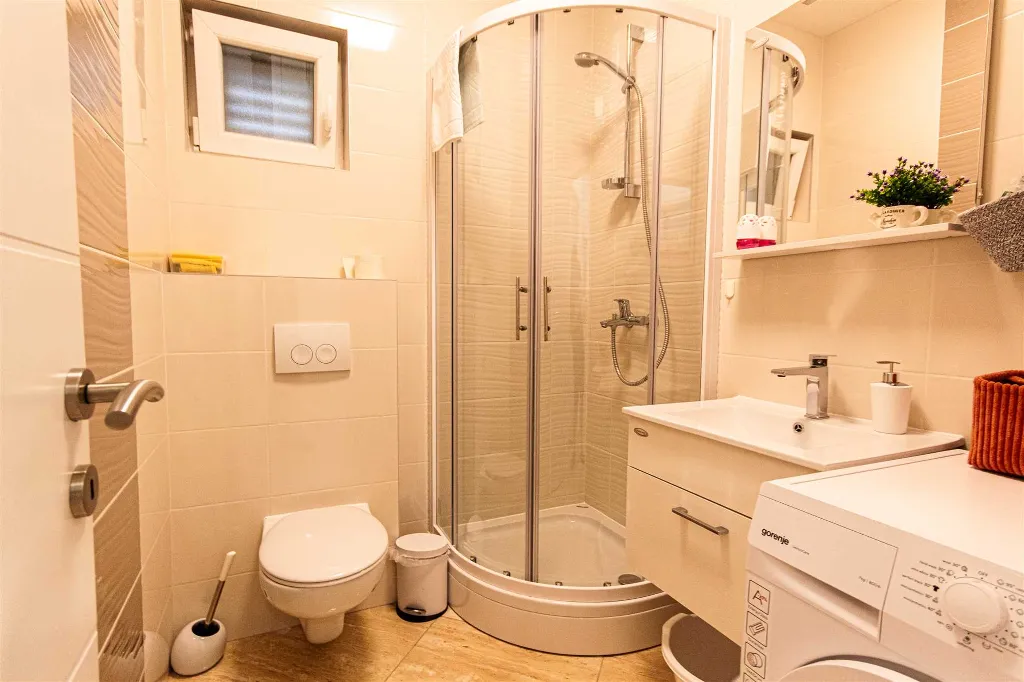 Stobreč Apartment for 4 with Private Garden & BBQ