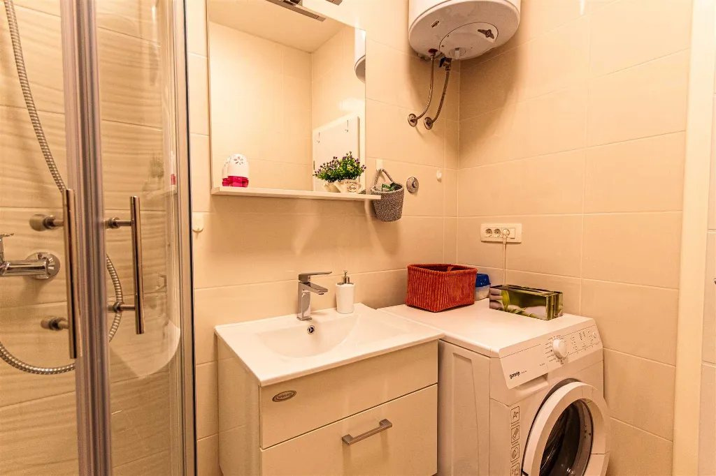 Stobreč Apartment for 4 with Private Garden & BBQ